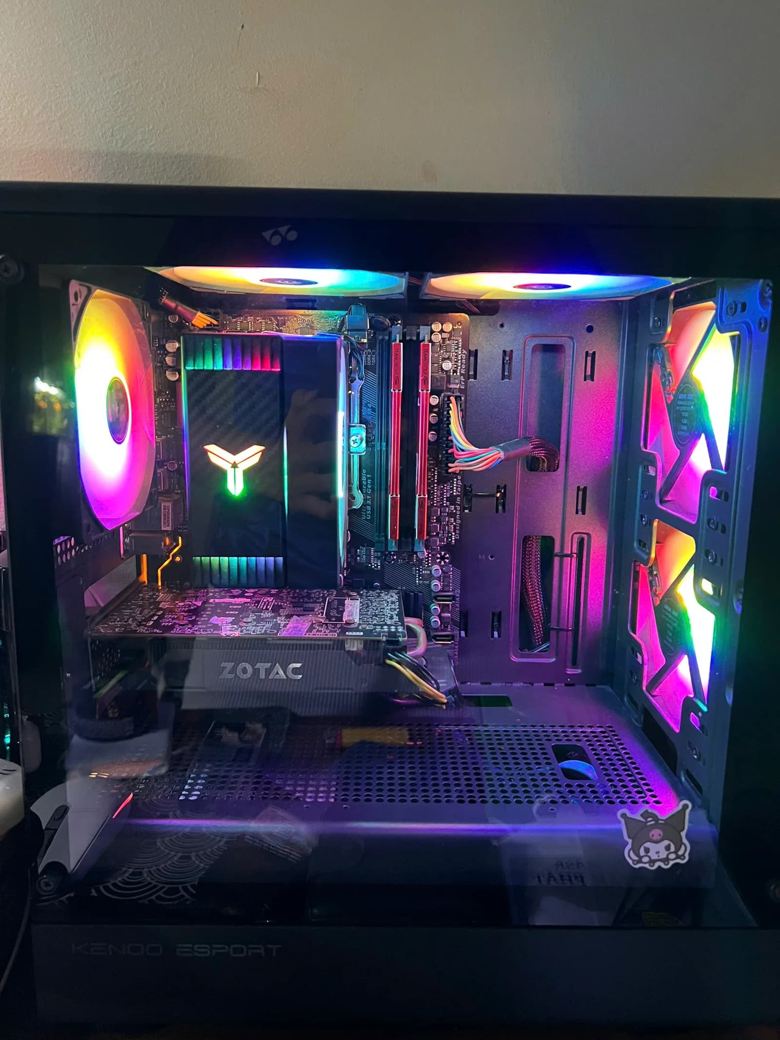 Bộ PC thực tế 5,5 triệu của DNT PC LAB, nhìn qua mặt kính bên hông
