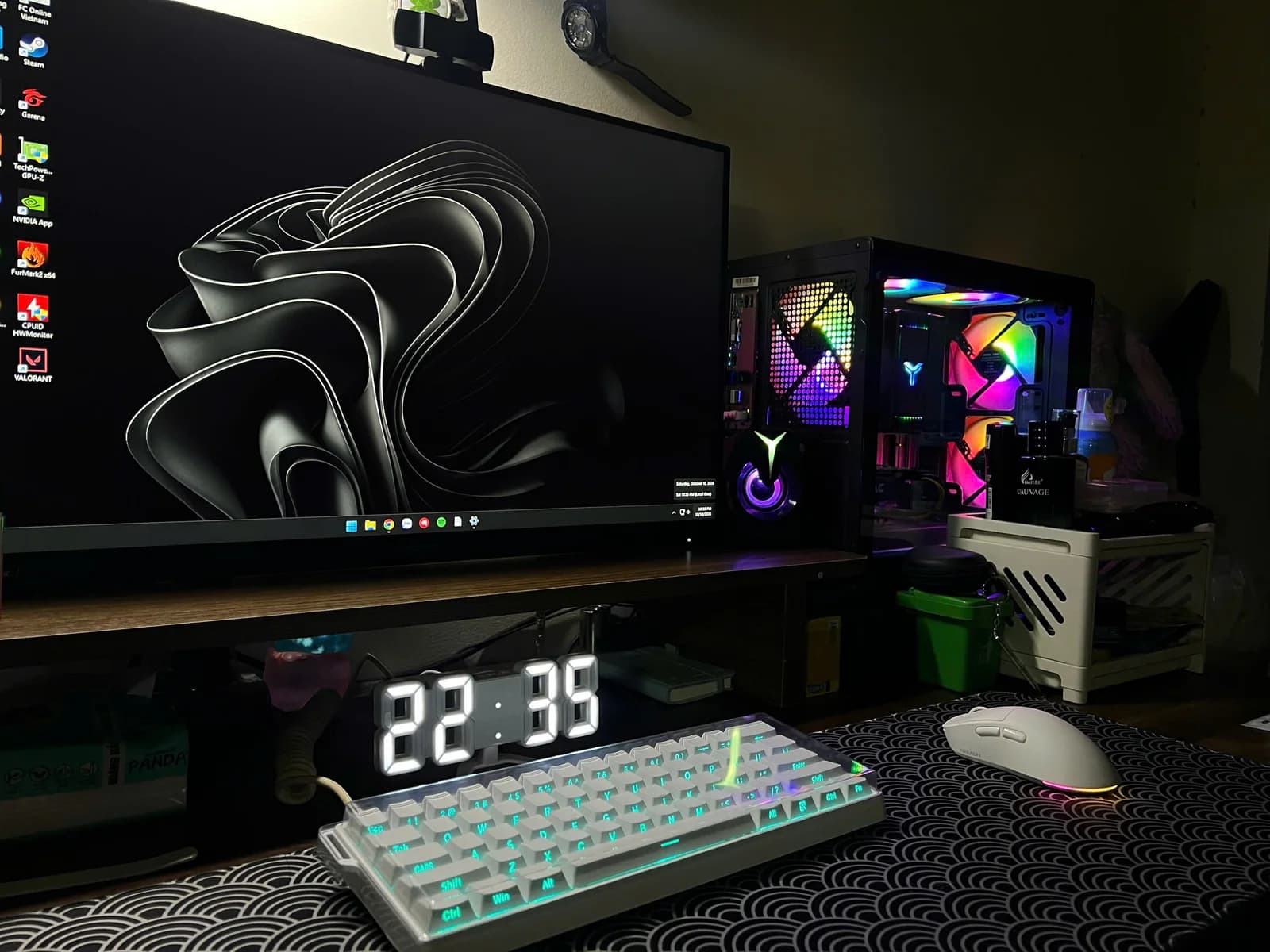 Góc máy cá nhân của chủ DNT PC LAB với màn hình, thùng máy RGB và bàn phím trắng